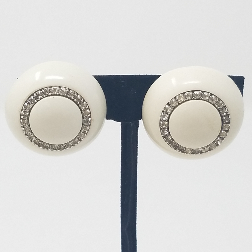 Vintage Trifari lucite‎ round clip on earring